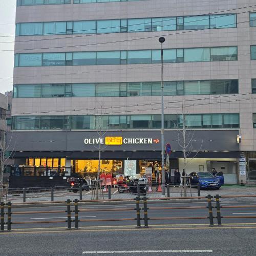 Supermarket nebo jiné obchody v  apartmánu nebo okolí