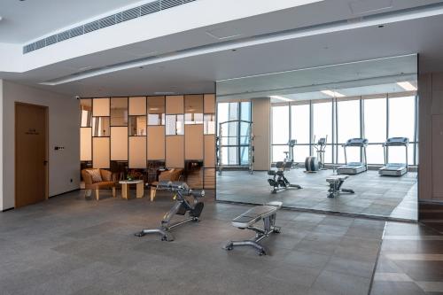 Pagoda Hotel Chongqing Jiefangbeiにあるフィットネスセンターまたはフィットネス設備