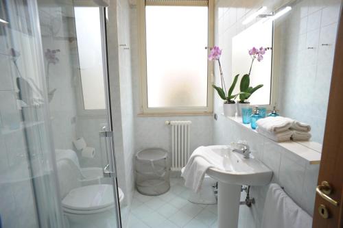 y baño con lavabo, aseo y ducha. en Lux Appartamenti en Roma