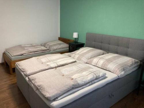 two twin beds in a room with at Wunderschön gelegene Ferienwohnungen im Zentrum von Zell an der Mosel in Zell an der Mosel