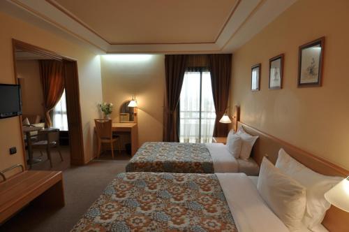 Un pat sau paturi într-o cameră la Hôtel Wassim