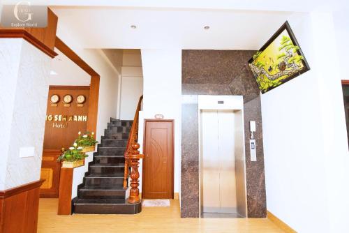 a lobby with a staircase and a stair case at Bong Sen Xanh Hotel in Cao Lãnh