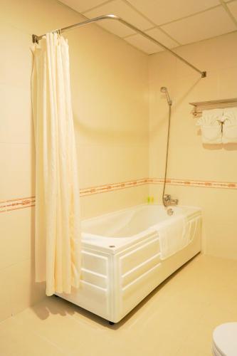 Ένα μπάνιο στο Hoa Binh 1 Hotel