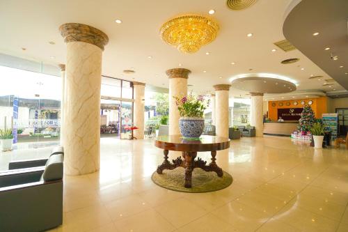 Ο χώρος του λόμπι ή της ρεσεψιόν στο Hoa Binh 1 Hotel