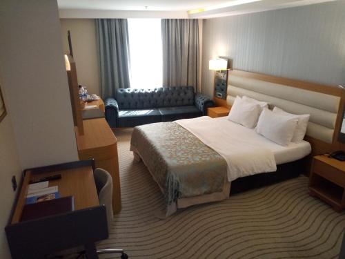 Кровать или кровати в номере Grand Turkuaz Hotel