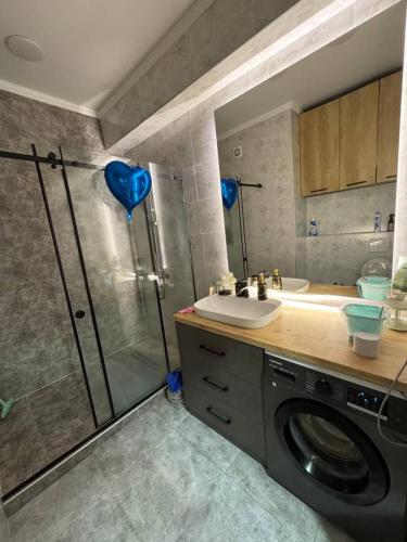bagno con lavatrice e pallone blu di Бишкек Парк a Bishkek