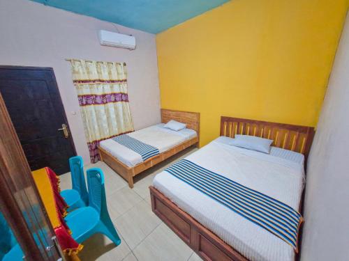 Katil atau katil-katil dalam bilik di RedDoorz at Hotel Gloria Borong Labuan Bajo