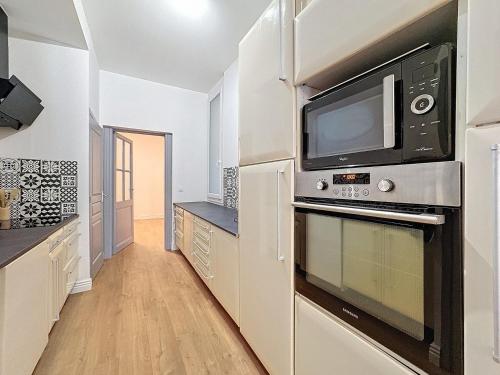 Il comprend une cuisine équipée d'un four micro-ondes et une télévision murale. dans l'établissement Le Saint Roch, Proche Gare et Comédie, à Montpellier