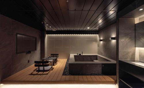 a bathroom with a tub and a table and chairs at Aank Hotel and Spa Jongno Unni in Seoul