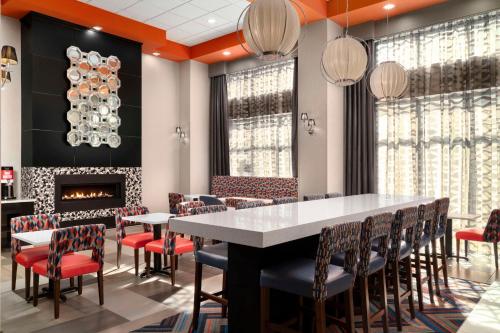 Гостиная зона в Hampton Inn Stafford / Quantico-Aquia