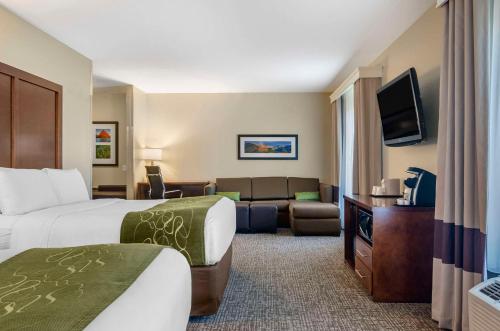 Postel nebo postele na pokoji v ubytování Comfort Suites Helena Airport