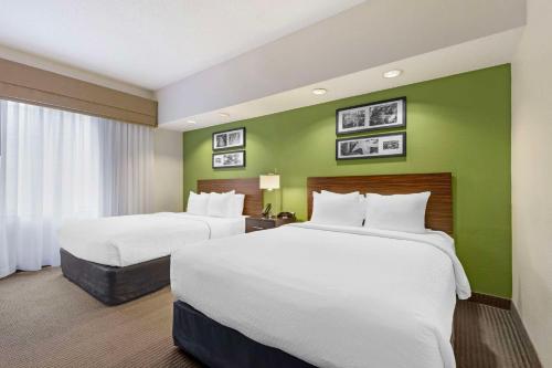 Postel nebo postele na pokoji v ubytování Sleep Inn & Suites Danville Hwy 58