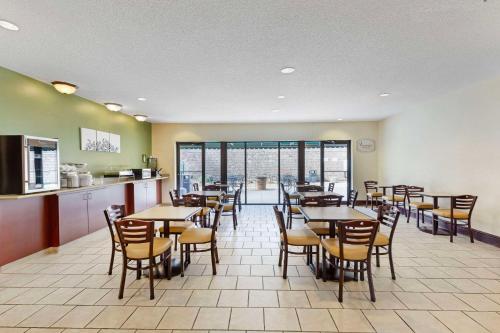 Nhà bếp/bếp nhỏ tại Sleep Inn & Suites Danville Hwy 58