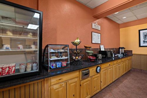 Příslušenství pro přípravu čaje a kávy v ubytování Rodeway Inn McPherson East