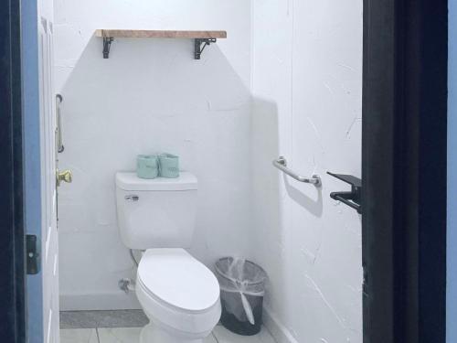 Un baño de Rodeway Inn