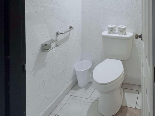 Un baño de Rodeway Inn