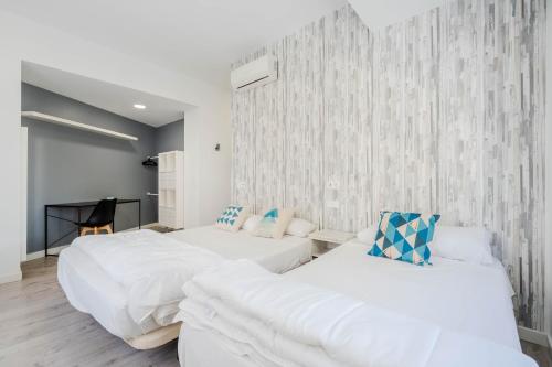 Una cama o camas en una habitación de BF Rooms Almeria Centro