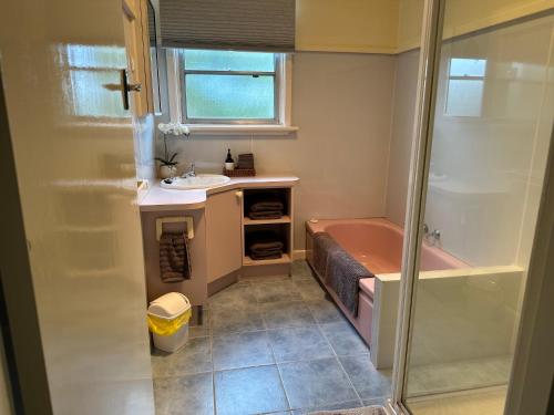 Ένα μπάνιο στο Growse House Yarram 3BR