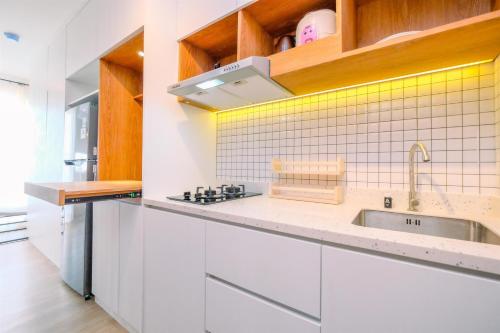 Kuchyň nebo kuchyňský kout v ubytování Cozy Living Studio Room Royal Sentul Park Apartment By Travelio