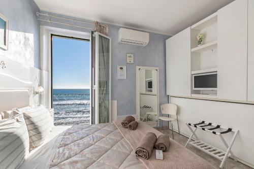 Ein Bett oder Betten in einem Zimmer der Unterkunft B&B Da Giueli Rooms On The Seafront