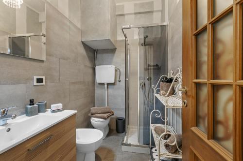 Ein Badezimmer in der Unterkunft B&B Da Giueli Rooms On The Seafront