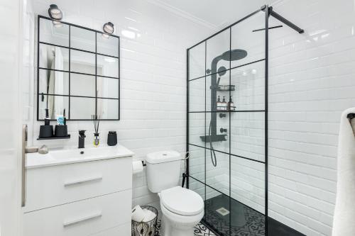 een badkamer met toilet en glazen douche bij Casa Fre - Lomas Del Golf - Villamartin in Villamartin