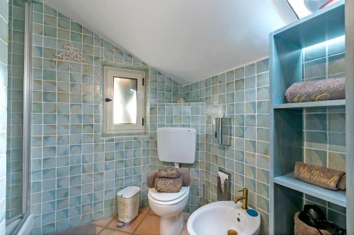 Ein Badezimmer in der Unterkunft B&B Da Giueli Rooms On The Seafront