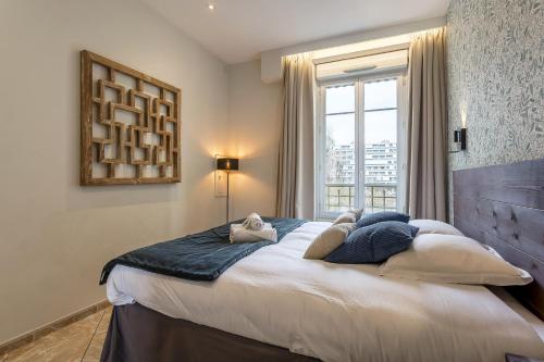 un grand lit dans une chambre avec une fenêtre dans l'établissement Smartstay Chill republique - Villeurbanne, à Villeurbanne