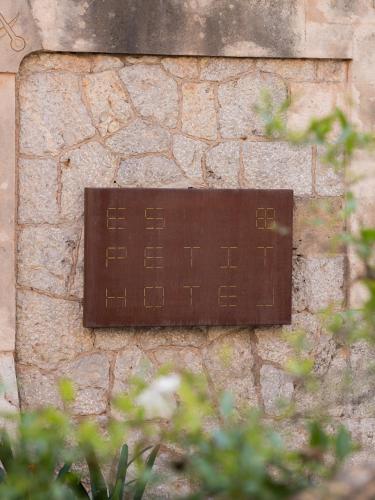 a metal plaque on the side of a stone wall at Es Petit de Valldemossa in Valldemossa