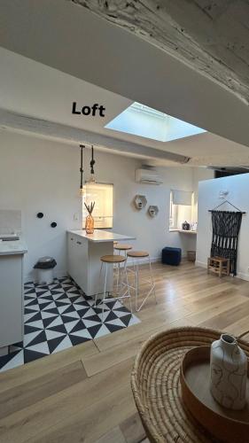 un salon avec une cuisine et une table dans l'établissement Le Lodi, à Marseille