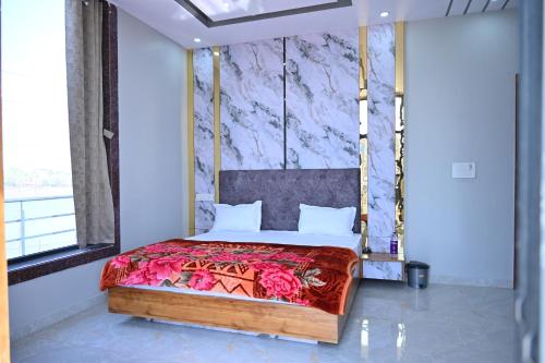 Postel nebo postele na pokoji v ubytování HOTEL DEV KRIPA Datia