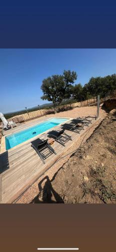 - une piscine avec des chaises longues à côté de la plage dans l'établissement Villa Mawie, à Sotta