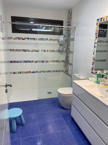 a bathroom with a toilet and a glass shower at Casa do alpendre in Ourense