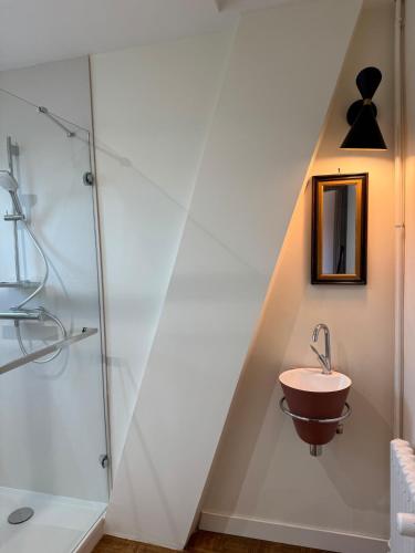une salle de bain avec un lavabo et une douche dans l'établissement Maison Hyper centre Dinan 2,4 ou 6 personnes, à Dinan
