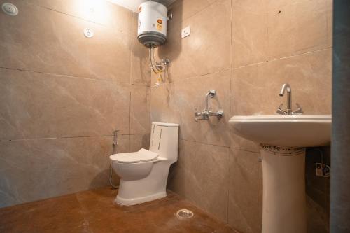 Ένα μπάνιο στο Hotel Aranya Virasat, Pangot - Best Luxury Hotel at Nainital