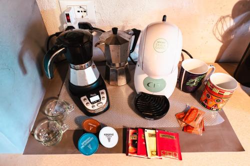 a counter top with a coffee maker and a blender at Casa Luisa, relax con vista panoramica in Schio