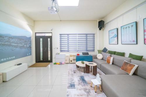 a living room with a couch and a table at Lihao B&B in Jiaoxi