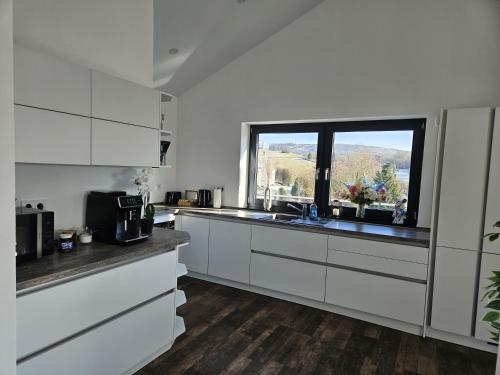 Kuchyň nebo kuchyňský kout v ubytování Stilvolle Penthouse mit großzügiger Sonnenterrasse