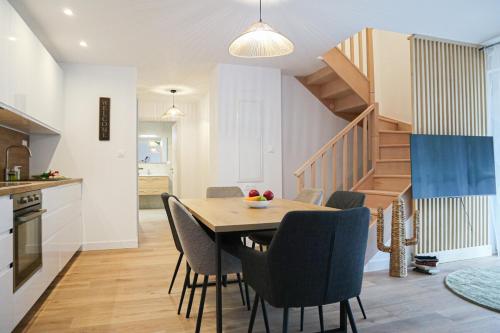 une cuisine et une salle à manger avec une table et des chaises dans l'établissement Duplex Échanges complices ,Frontière, à Huningue
