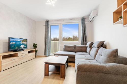 AH Airport Ovocne Sady Free Parking AC