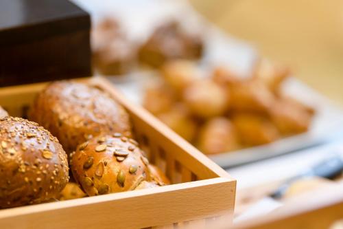 een doos gevuld met veel verschillende soorten brood bij Tagungszentrum Neuendettelsau in Neuendettelsau