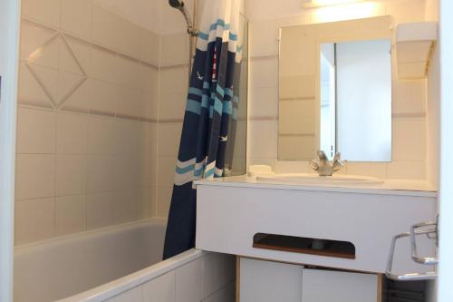une salle de bain avec un lavabo, une baignoire et un miroir dans l'établissement Appartement 2 pièces - LA ROCHELLE - LR240-602, à La Rochelle