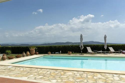 Bazén v ubytování Contemporary Villa in Castellaccio with Private Pool nebo v jeho okolí
