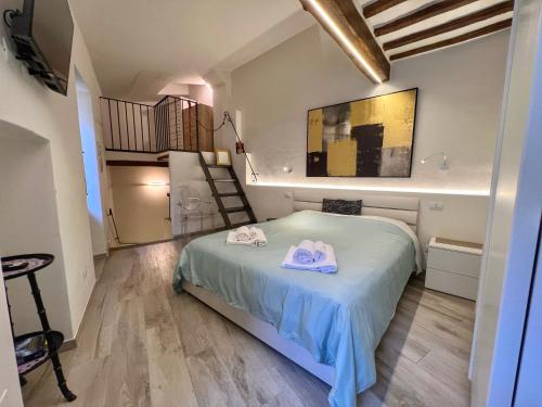 una pequeña habitación con una cama y una escalera en Tolletta 10eLode, en Arezzo