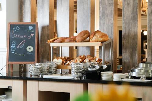 LadikHilas Thermal Resort Spa & Aquapark的面包店在柜台上供应面包和糕点