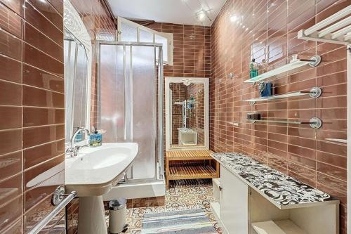 une salle de bain avec un lavabo et une douche dans l'établissement La Bade - Maison d'artiste proche des pontons, à Peyriac-de-Mer
