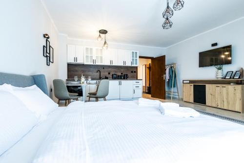 En eller flere senge i et værelse på Bella Mare Boutique apartment