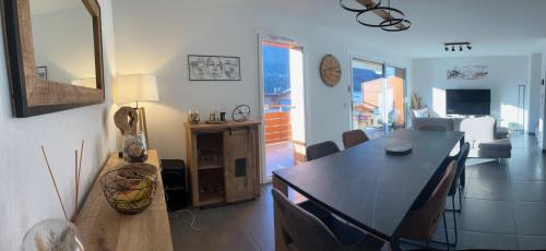un salon avec une table et une salle à manger dans l'établissement Grand Duplex Lumineux - 3 chambres, à Saint-Jean-de-Sixt