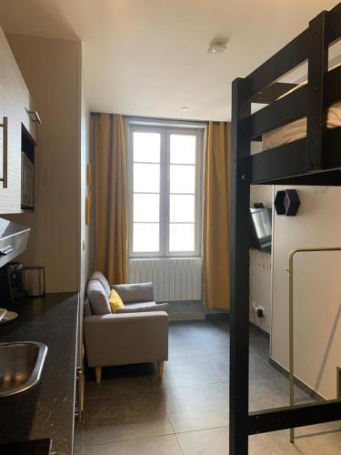 - un salon avec un canapé et des lits superposés dans l'établissement Ruby, à Lyon