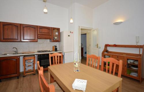 Η κουζίνα ή μικρή κουζίνα στο 3 Bedroom Nice Home In Siracusa